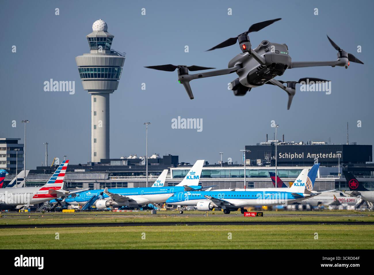 Image symbolique, photomontage, reconnaissance, espionnage avec des drones ici à un aéroport, infrastructure critique, espionnage avec des drones caméra, Banque D'Images