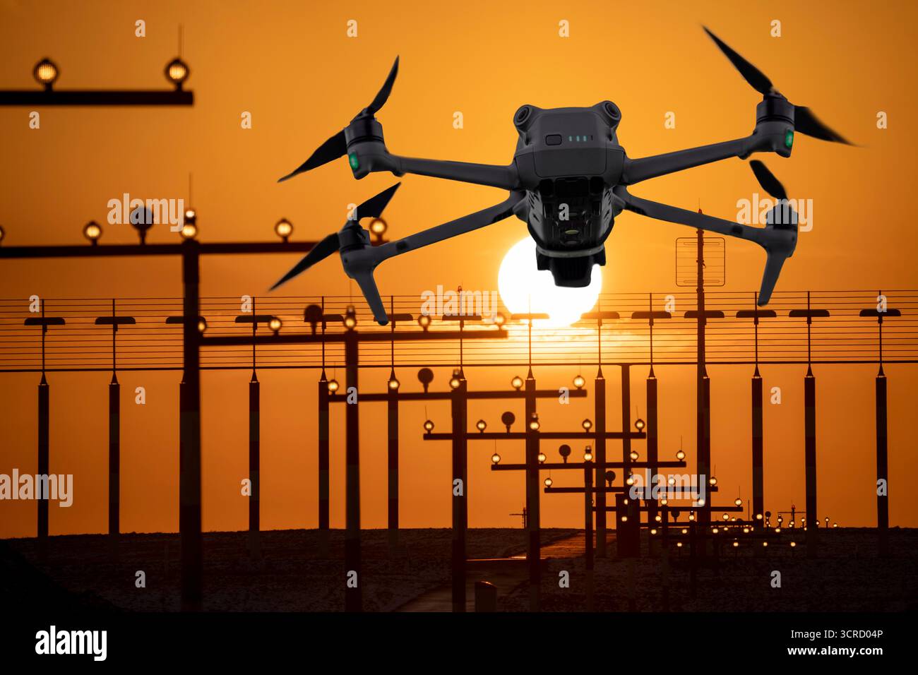 Image symbolique, photomontage, reconnaissance, espionnage avec des drones ici à un aéroport, infrastructure critique, espionnage avec des drones caméra, Banque D'Images