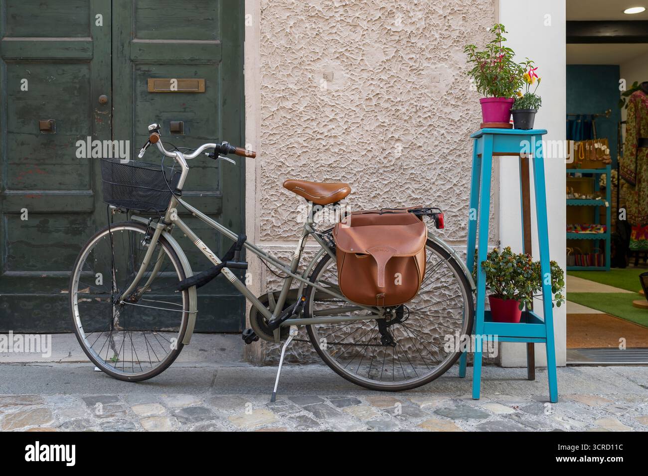 Vélo garé devant un magasin. Ravenne, Emila Romagne, Italie, Europe, Union européenne, UE Banque D'Images