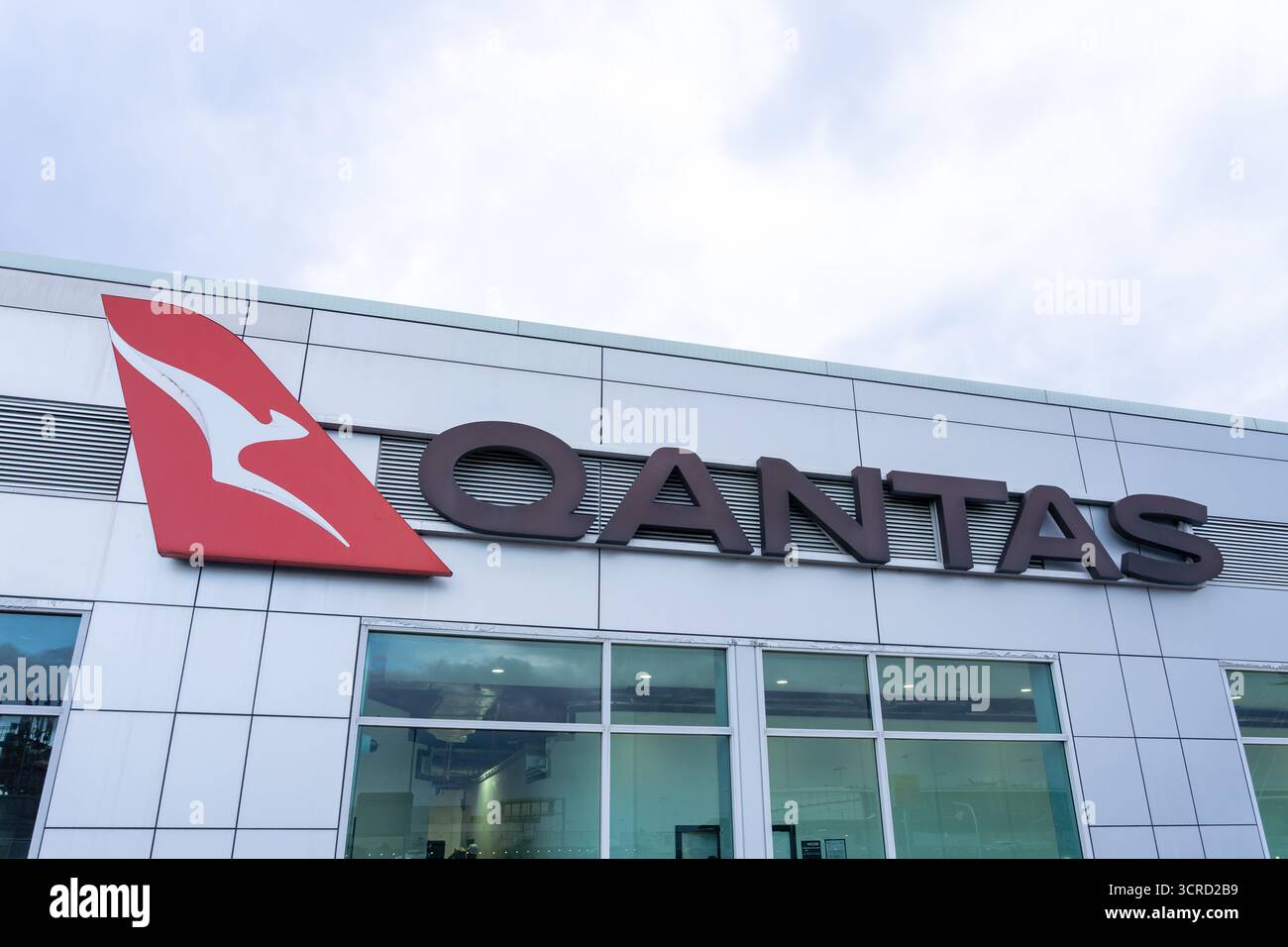 Gros plan du logo et de l'enseigne Qantas Airways sur l'immeuble de bureaux de l'aéroport de Sydney à Mascot, Sydney, Australie. Banque D'Images