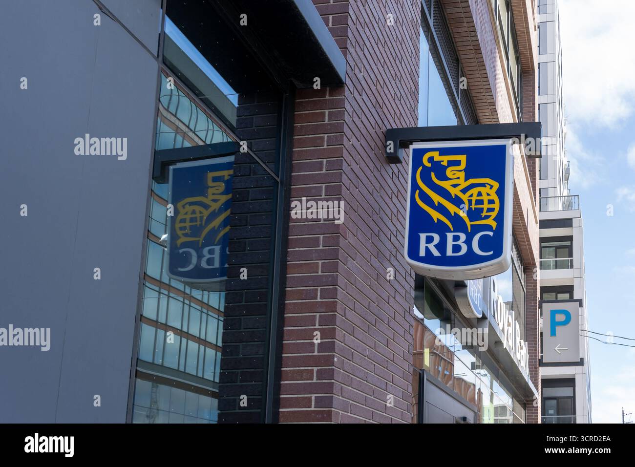 Gros plan de l'enseigne RBC (Banque Royale du Canada) sur leur immeuble de bureaux à Toronto. Banque D'Images