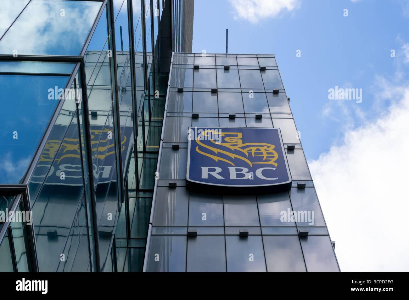 Gros plan de l'enseigne RBC (Banque Royale du Canada) sur leur immeuble de bureaux à Toronto. Banque D'Images
