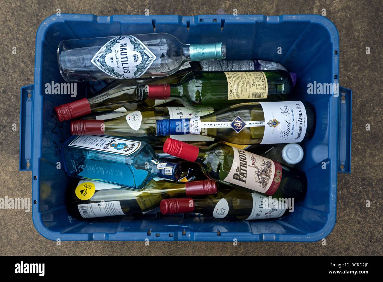 Boîte bleue de bouteilles en verre en attente de collecte dans le cadre du programme de recyclage du Conseil municipal d'Édimbourg. Banque D'Images