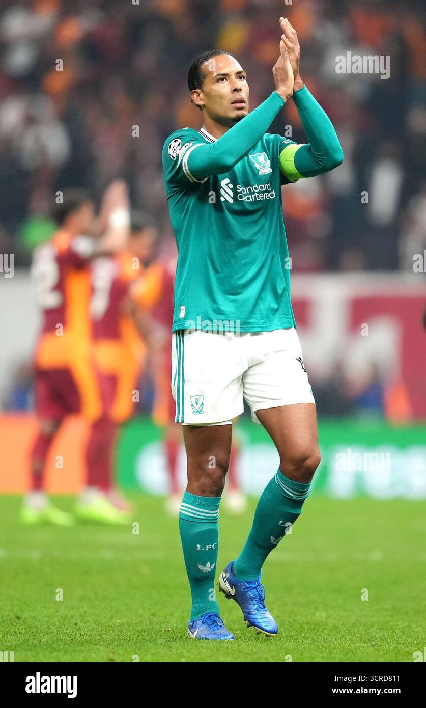 Virgil van Dijk de Liverpool applaudit les supporters après leur défaite dans le match par étapes de l'UEFA Champions League au RAMS Park à Istanbul, en Turquie. Date de la photo : mardi 30 septembre 2025. Banque D'Images