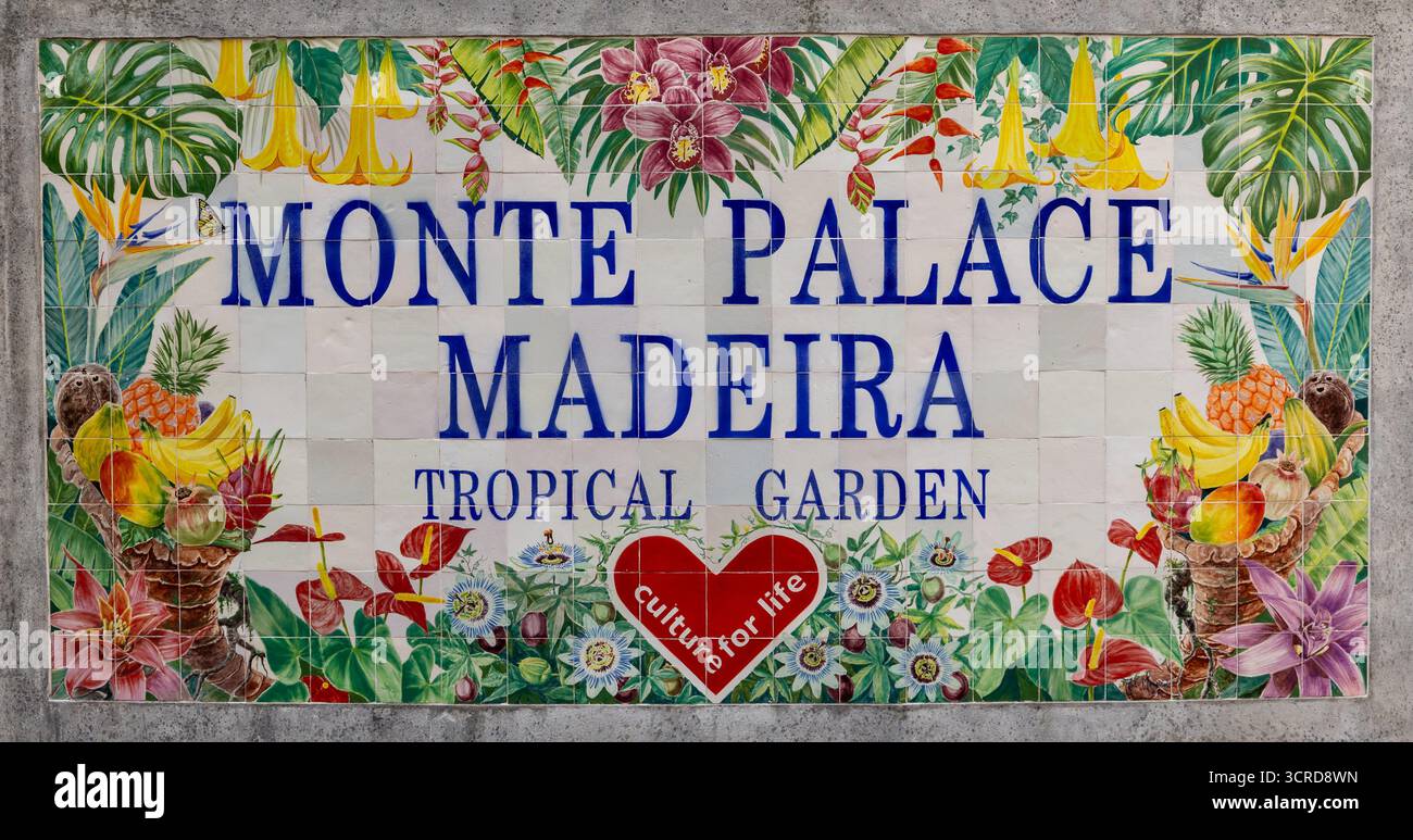 Panneau de tuile d'entrée coloré pour le jardin tropical Monte Palace Madeira avec des illustrations florales et botaniques, montrant des images de jardin vibrantes Banque D'Images