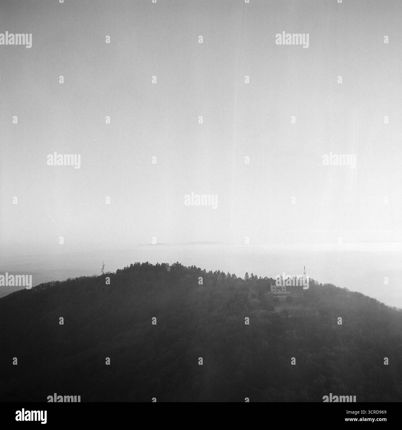 Vue en noir et blanc de la montagne Avala par temps clair, paysage serein avec lumière douce et contraste doux, tourné sur film moyen format. Banque D'Images