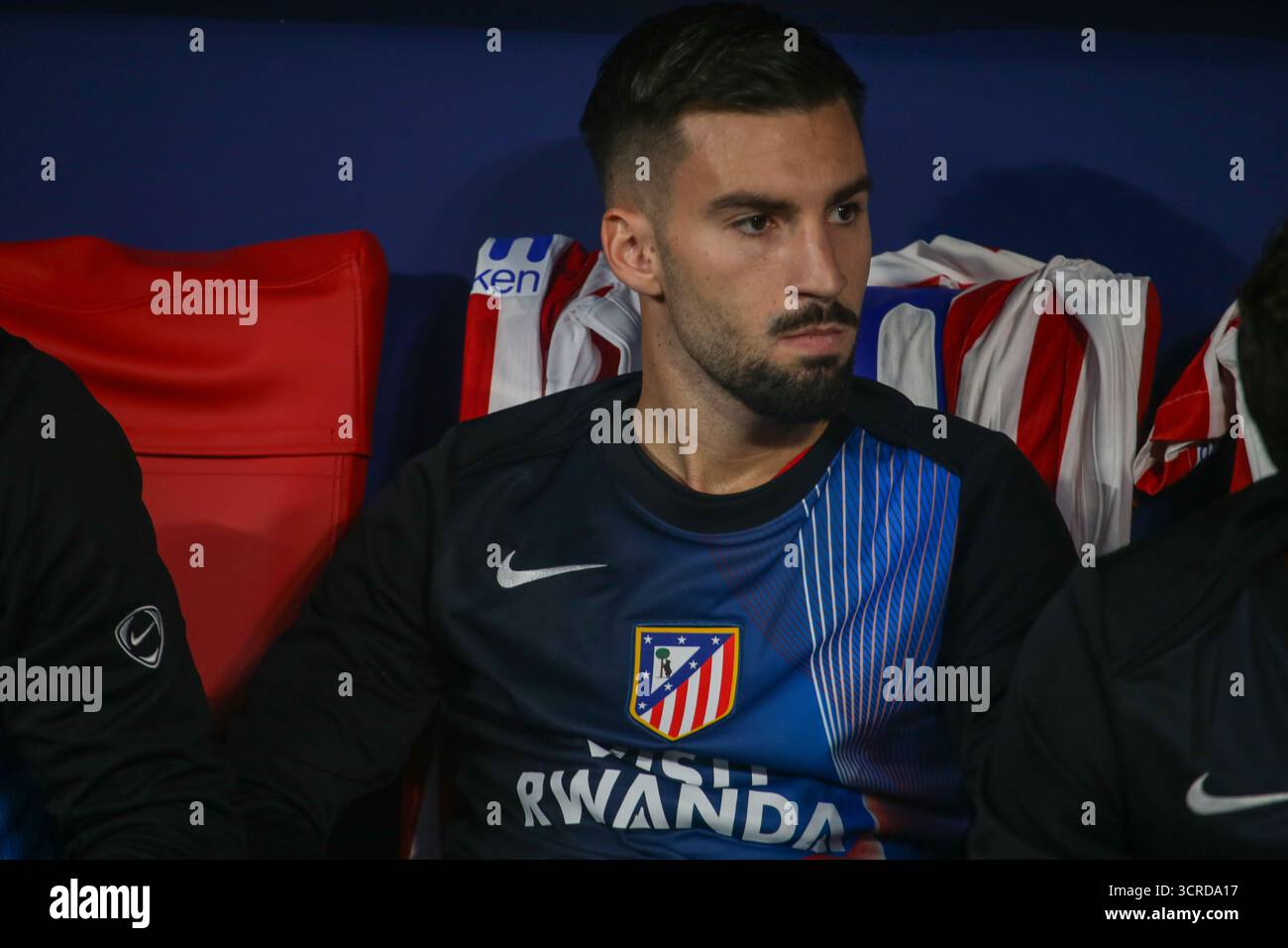 Madrid, Espagne, 30 septembre 2025 : Alejandro Baena (10 ans) d'Atleti sur le banc lors de la deuxième manche de la Ligue des Champions 2025-26 entre Atleti et Francfort le 30 septembre 2025, à l'Estadio Metropolitano de Madrid. Crédit : Alberto Brevers / Alamy Live News. Banque D'Images