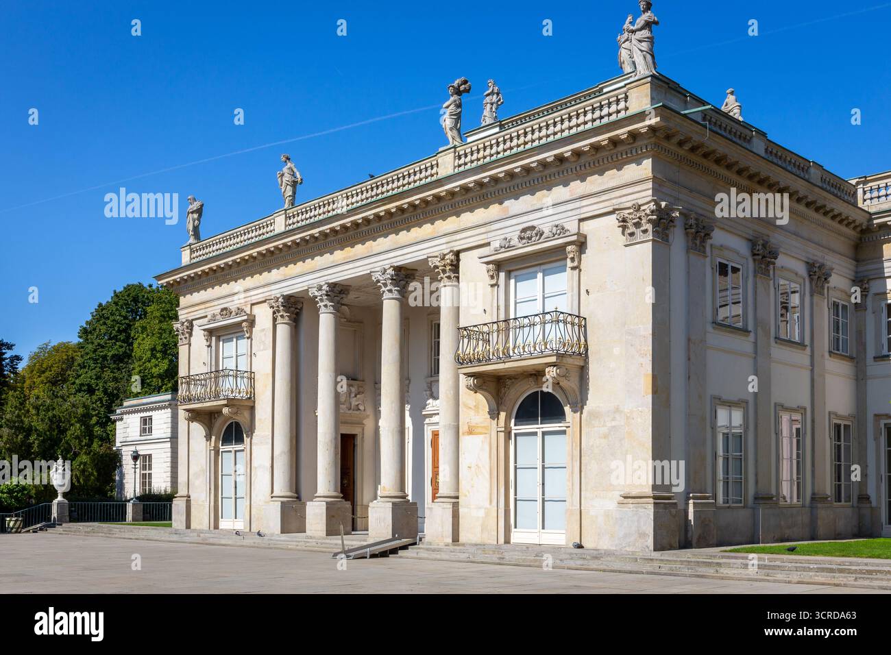 Le palais sur l'île (polonais : Palac Na Wyspie) dans le parc des bains royaux de Varsovie, bâtiment du palais des bains classique avec colonnes corinthiennes et balustrade Banque D'Images
