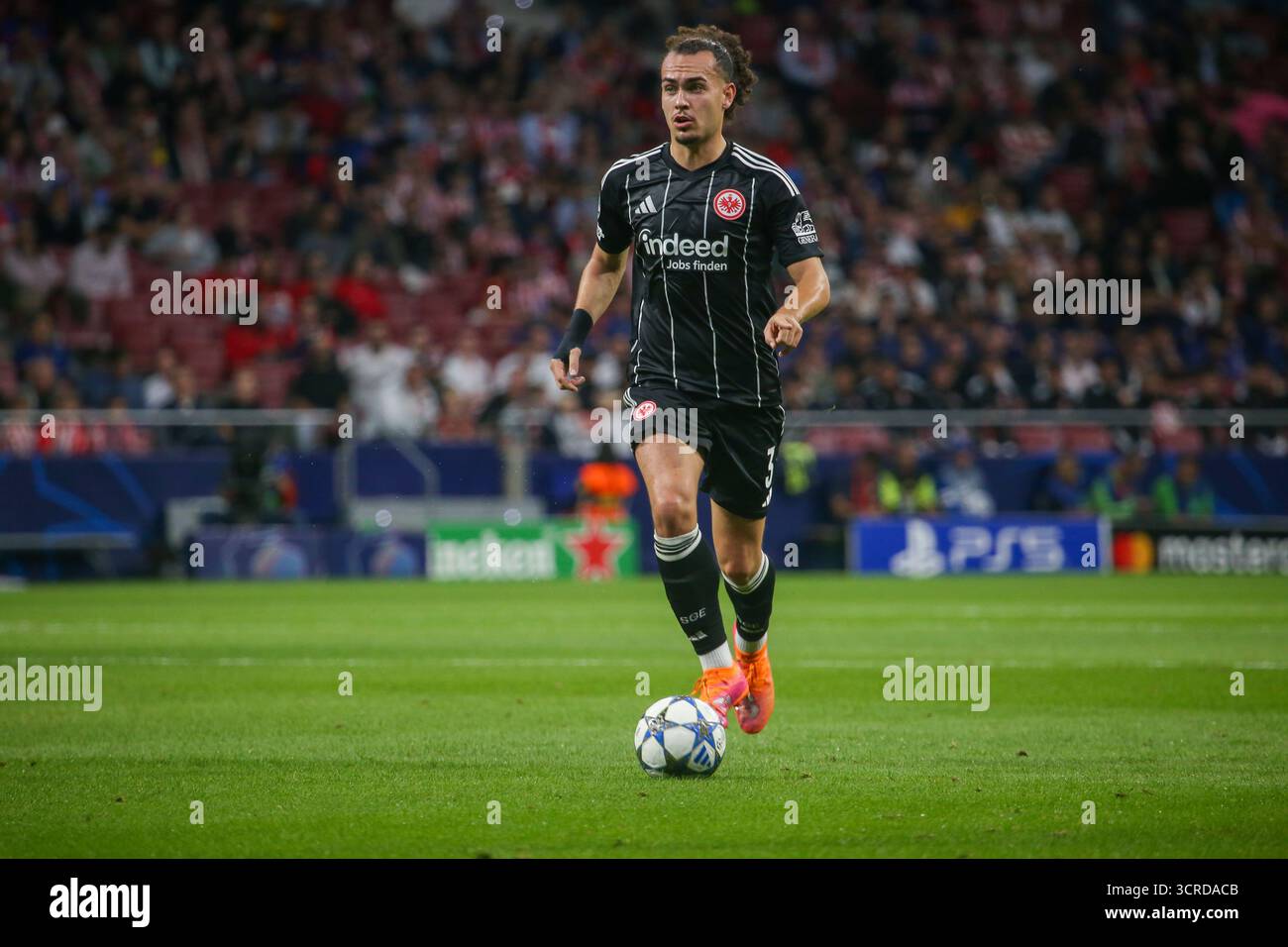 Madrid, Espagne, 30 septembre 2025 : Arthur Theate (3) de Francfort fait un jogging avec le ballon lors du match de la ronde de 2 de l'UEFA Champions League 2025-26 entre Atleti et Francfort le 30 septembre 2025, à l'Estadio Metropolitano de Madrid. Crédit : Alberto Brevers / Alamy Live News. Banque D'Images