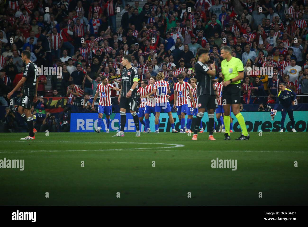 Madrid, Espagne, le 30 septembre 2025 : les joueurs d'Atleti célèbrent avoir marqué leur troisième but lors de la manche 2 de l'UEFA Champions League 2025-26 entre Atleti et Francfort le 30 septembre 2025, à l'Estadio Metropolitano de Madrid. Crédit : Alberto Brevers / Alamy Live News. Banque D'Images