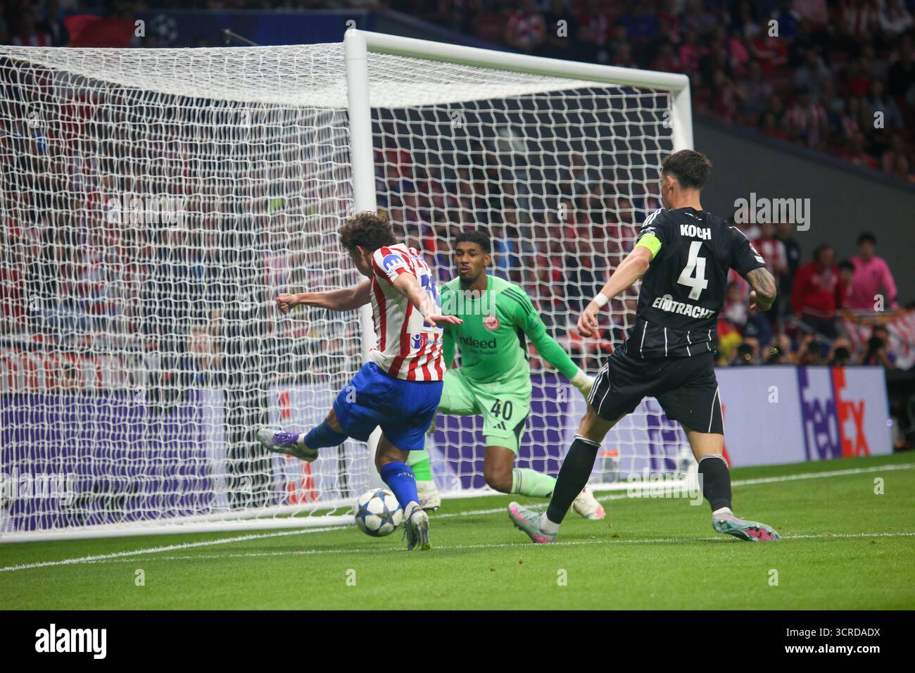 Madrid, Espagne, 30 septembre 2025 : Julián Álvarez (19, l) d'Atleti tire au but contre Robin Koch (4, R) avec Kauã Santos (40, M) protégeant le but lors de la ronde 2 de l'UEFA Champions League 2025-26 entre Atleti et Francfort le 30 septembre 2025, à l'Estadio Metropolitano de Madrid. Crédit : Alberto Brevers / Alamy Live News. Banque D'Images