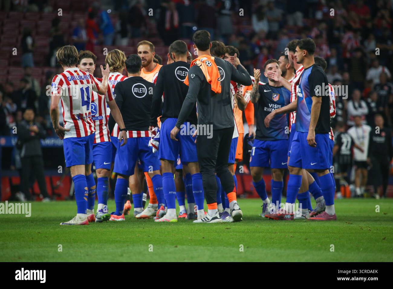 Madrid, Espagne, 30 septembre 2025 : les joueurs d'Atleti célèbrent leur victoire lors de la deuxième manche de l'UEFA Champions League 2025-26 entre Atleti et Francfort le 30 septembre 2025, à l'Estadio Metropolitano de Madrid. Crédit : Alberto Brevers / Alamy Live News. Banque D'Images
