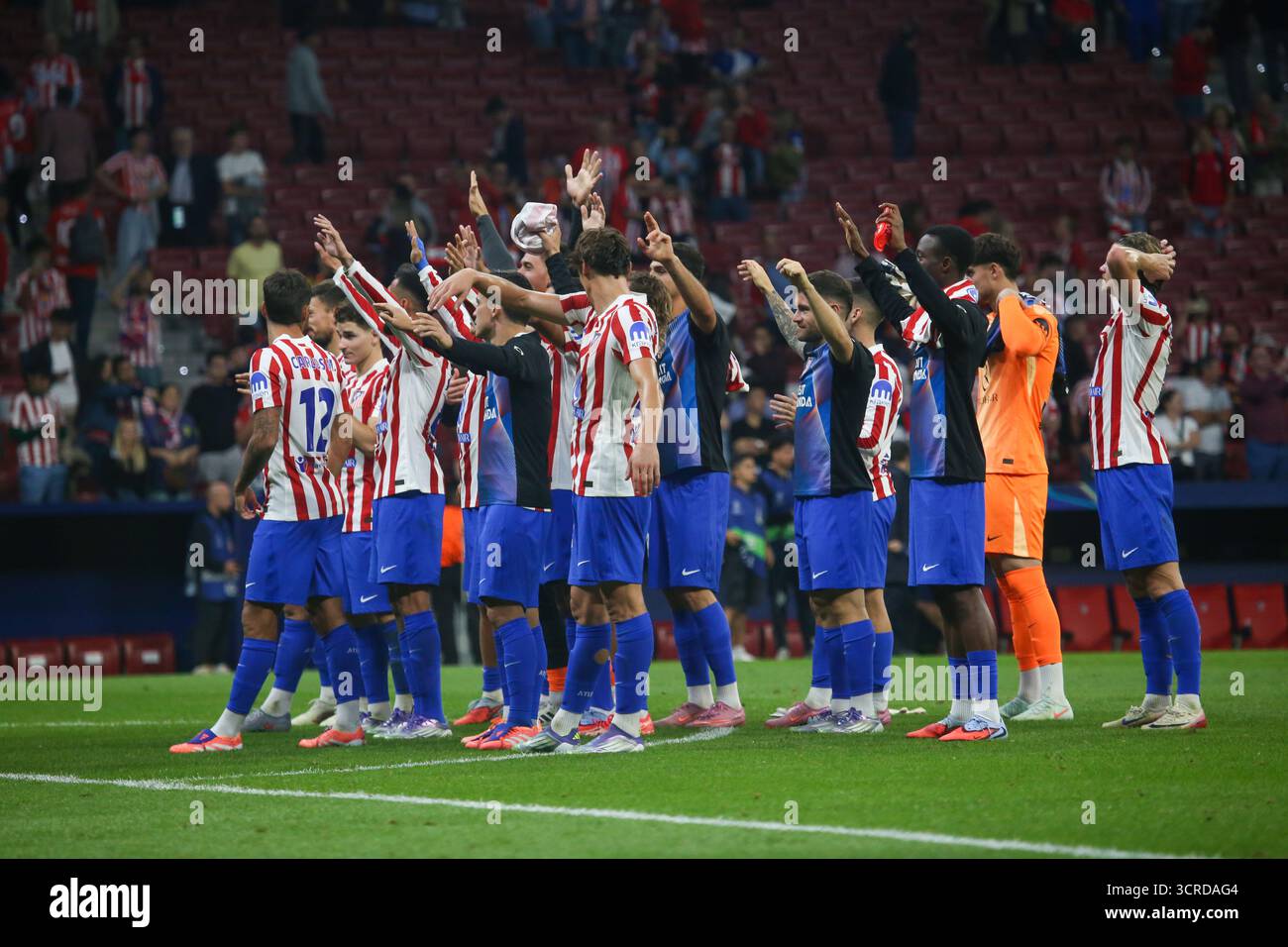Madrid, Espagne, 30 septembre 2025 : les joueurs d'Atleti célèbrent leur victoire lors de la deuxième manche de l'UEFA Champions League 2025-26 entre Atleti et Francfort le 30 septembre 2025, à l'Estadio Metropolitano de Madrid. Crédit : Alberto Brevers / Alamy Live News. Banque D'Images
