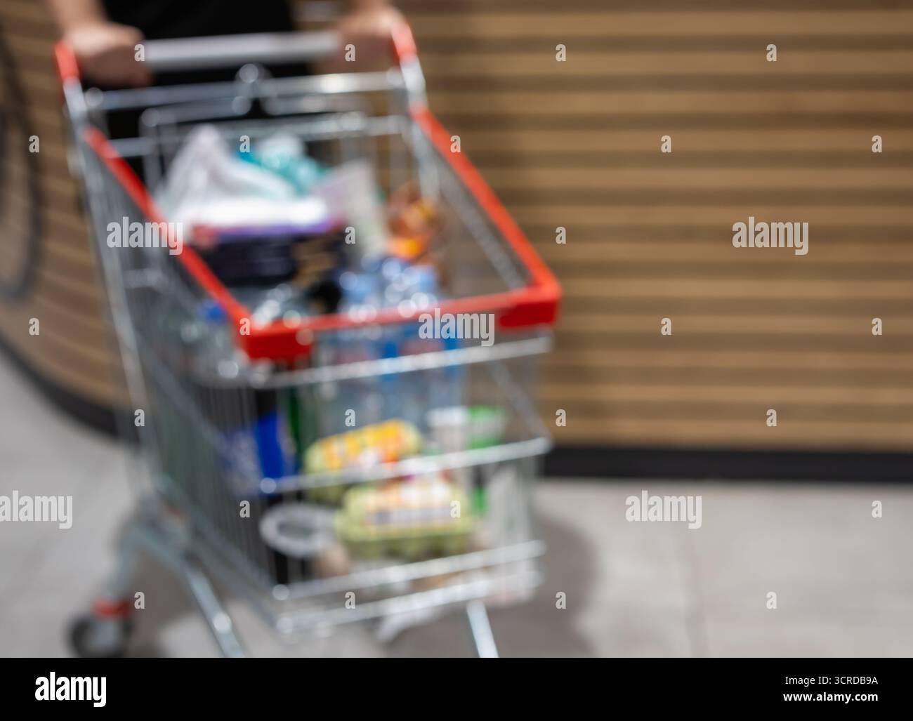 gros plan flou d'un panier complet avec de l'eau, des œufs et des boissons gazeuses. représente la consommation, le consumérisme, le shopping familial et le dai Banque D'Images
