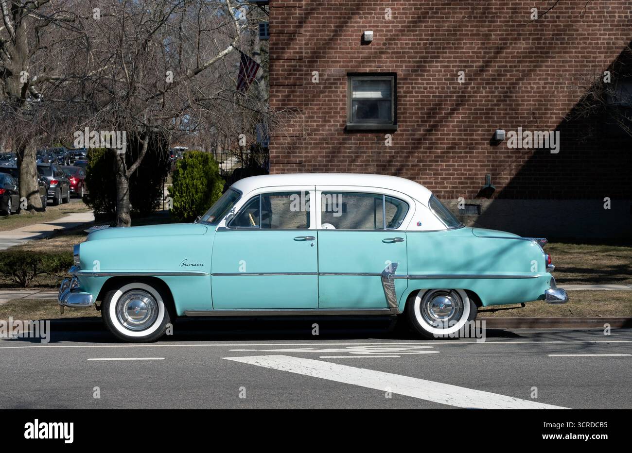 Une vue latérale d'un vieux Plymouth Belvedere 1954 garé dans le Queens, New York City Banque D'Images