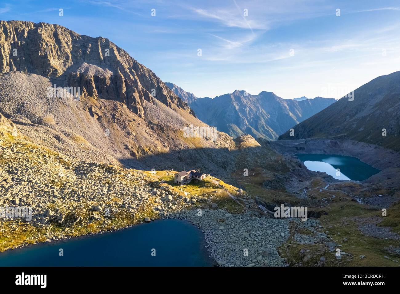 Vue sur le refuge Franco Tonolini et le lac Rotondo dans la belle Val Miller. Sonico, Val Camonica, Brescia district, Lombardie, Italie. Banque D'Images