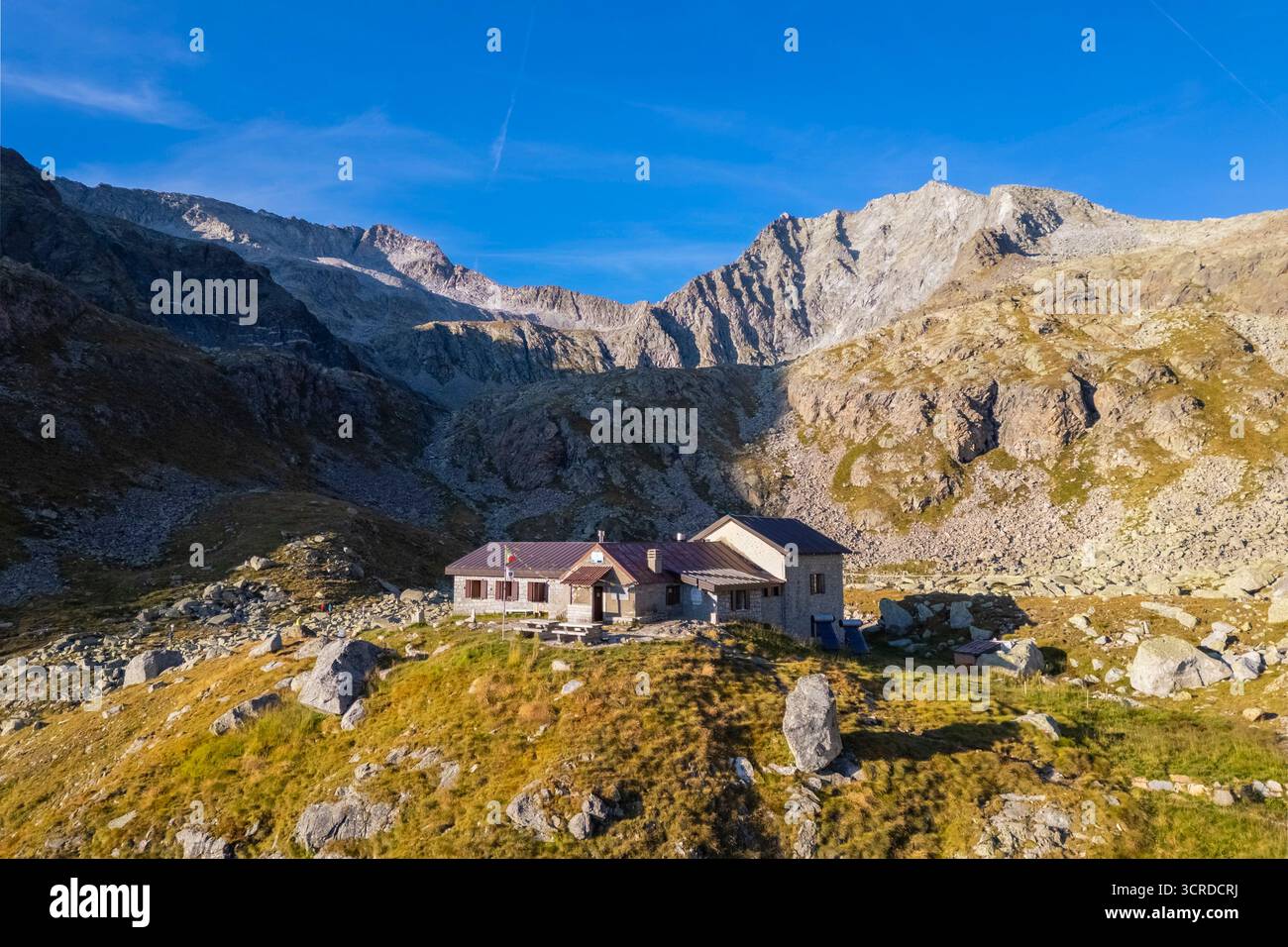 Vue sur le refuge Franco Tonolini et le lac Rotondo dans la belle Val Miller. Sonico, Val Camonica, Brescia district, Lombardie, Italie. Banque D'Images