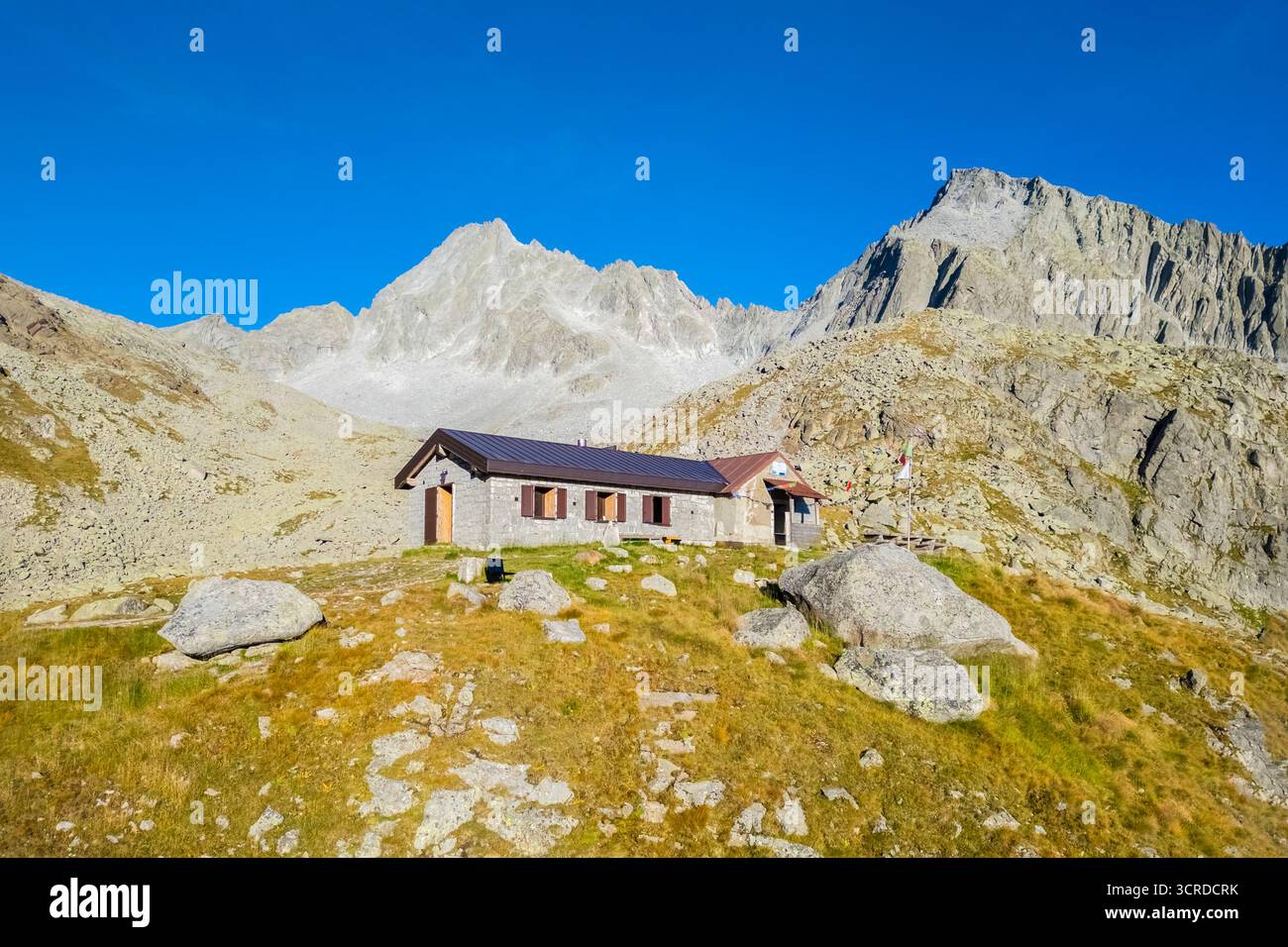 Vue sur le refuge Franco Tonolini et le lac Rotondo dans la belle Val Miller. Sonico, Val Camonica, Brescia district, Lombardie, Italie. Banque D'Images