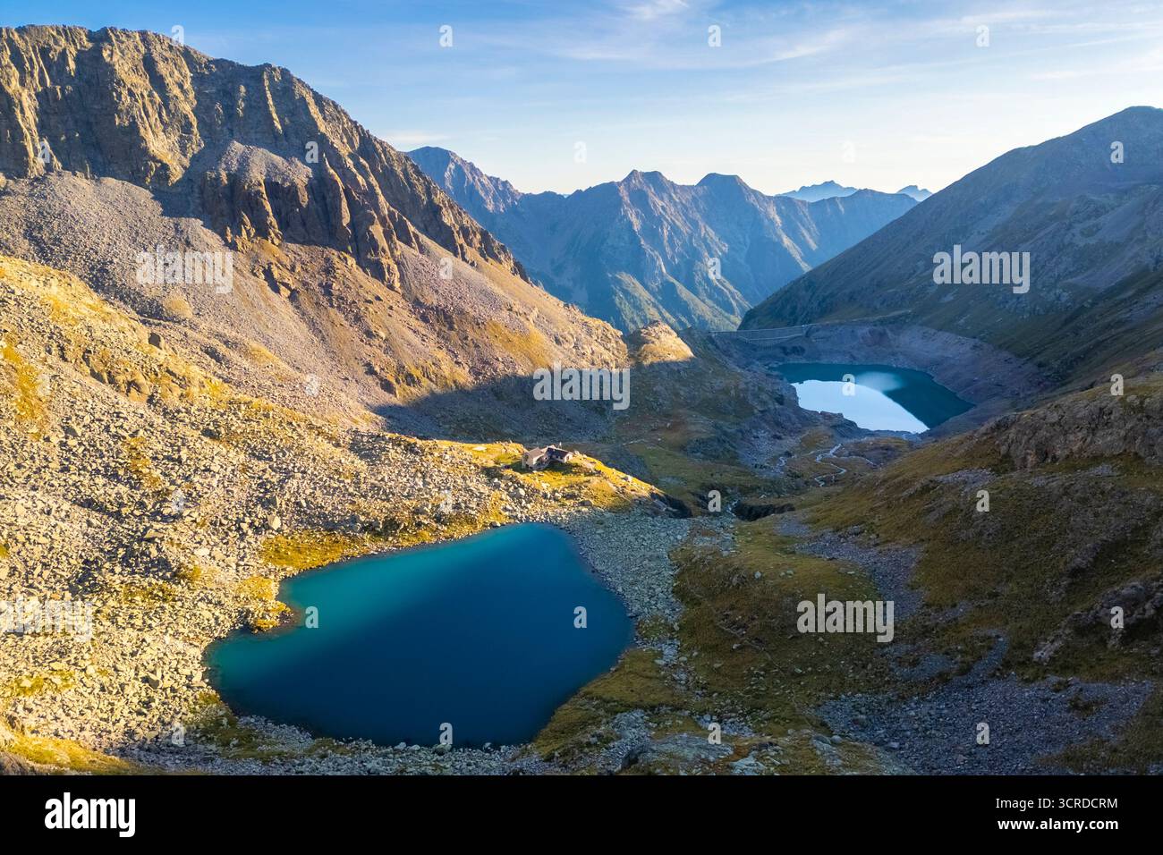 Vue sur le refuge Franco Tonolini et le lac Rotondo dans la belle Val Miller. Sonico, Val Camonica, Brescia district, Lombardie, Italie. Banque D'Images