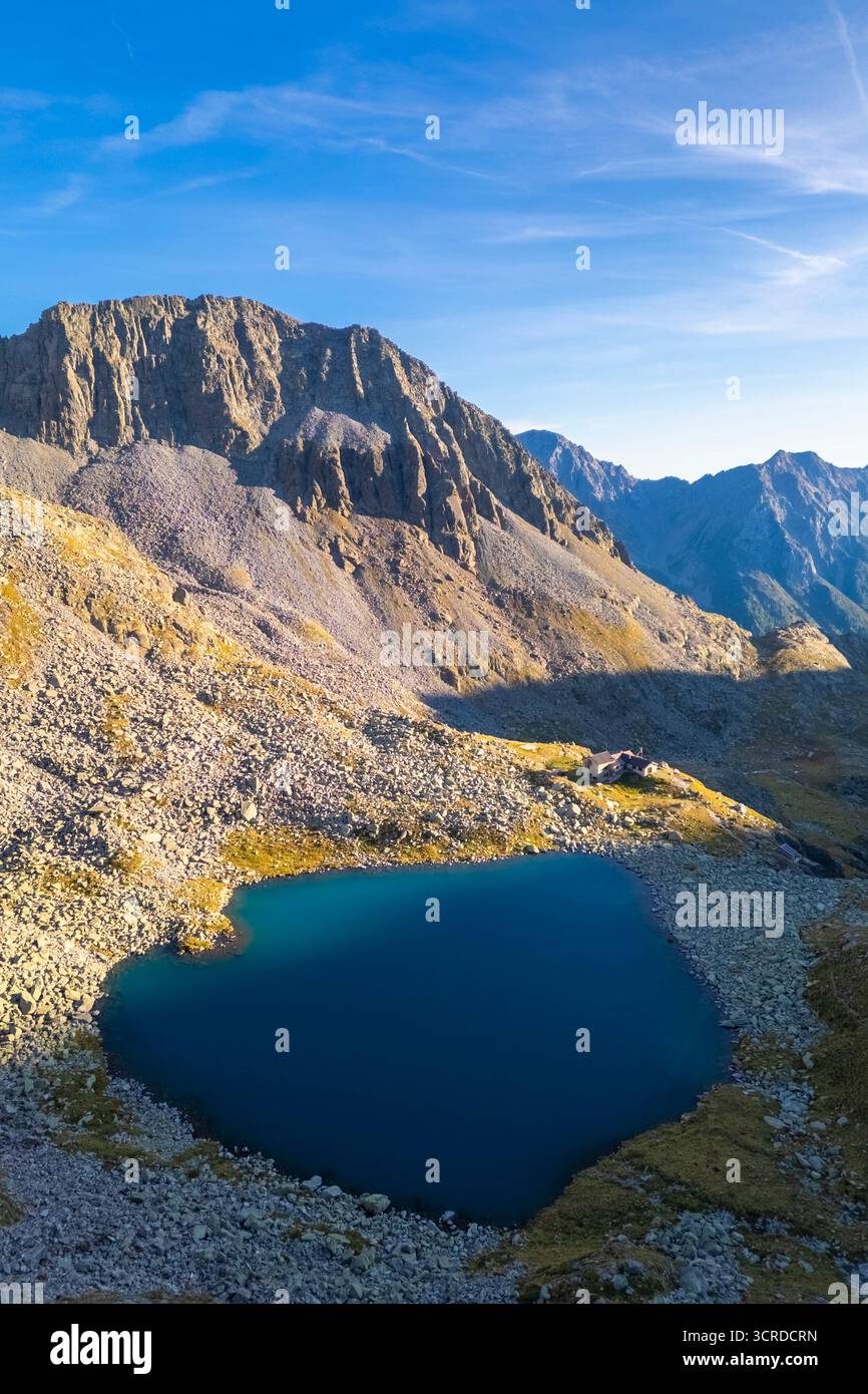 Vue sur le refuge Franco Tonolini et le lac Rotondo dans la belle Val Miller. Sonico, Val Camonica, Brescia district, Lombardie, Italie. Banque D'Images
