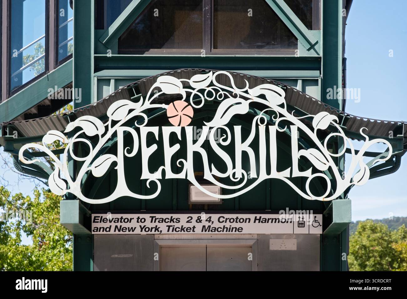 Magnifique lettrage de style Art Nouveau à la station Peekskill Metro North dans le comté de Westchester, New York. Banque D'Images