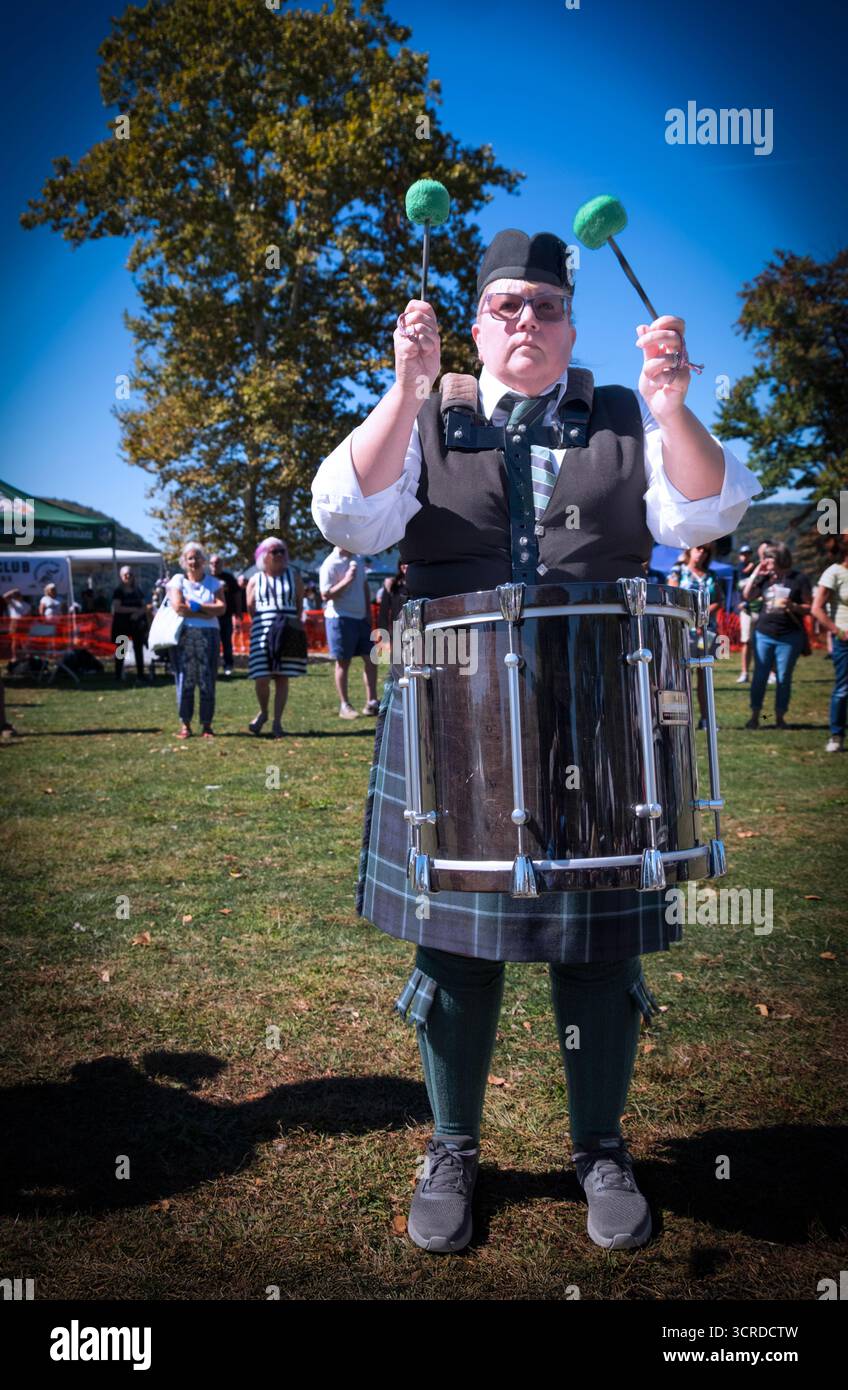 Une femme batteur du local 21 Plumbers, Steamfitters & HVACR Service au Hudson Valley Irish Fest 2025 à Peekskill, New York Banque D'Images