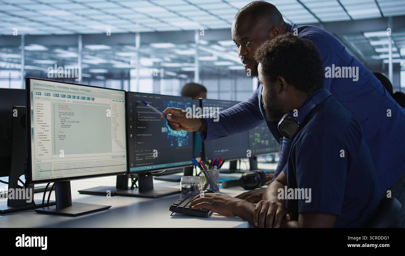 Manager assistant l'ingénieur de centre de données dans la résolution des tâches et la maintenance de l'infrastructure réseau de l'entreprise. Chef d'équipe dans la batterie de serveurs aidant les employés à garantir des performances système optimales Banque D'Images