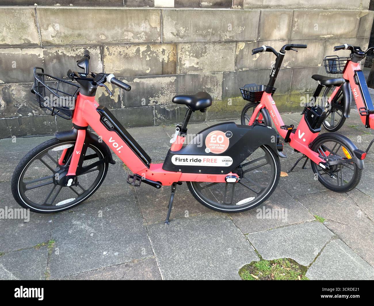 Voi e-bikes dans la rue, programme de location de vélos à Édimbourg exploité par Voi, Édimbourg Écosse - Image de stock capturée avec un smartphone