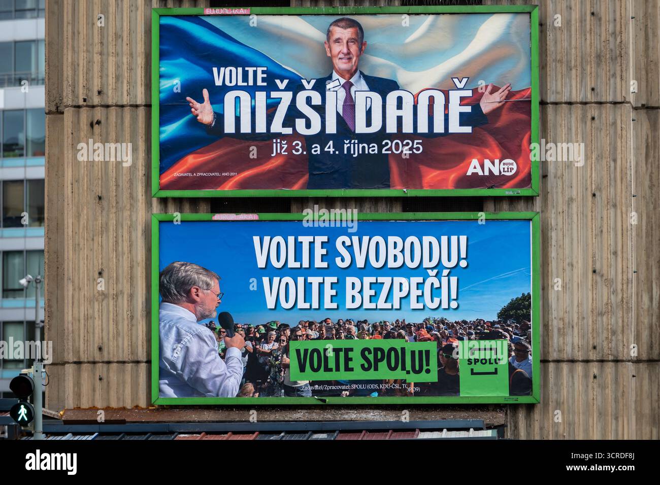 Prague, République tchèque. 18 septembre 2025. Un panneau d'affichage électoral pour le milliardaire tchèque et ancien premier ministre Andrej Babis du parti ANO (en haut) et un panneau d'affichage électoral pour le premier ministre tchèque Petr Fiala de la coalition SPOLU (en bas) vu dans la rue de Prague. Le parti ANO devrait remporter les élections selon les derniers sondages électoraux, suivi par la coalition SPOLU. Les élections législatives en République tchèque auront lieu les 3 et 4 octobre 2025. (Crédit image : © Tomas Tkacik/SOPA images via ZUMA Press Wire) USAGE ÉDITORIAL SEULEMENT ! Non destiné à UN USAGE commercial ! Banque D'Images