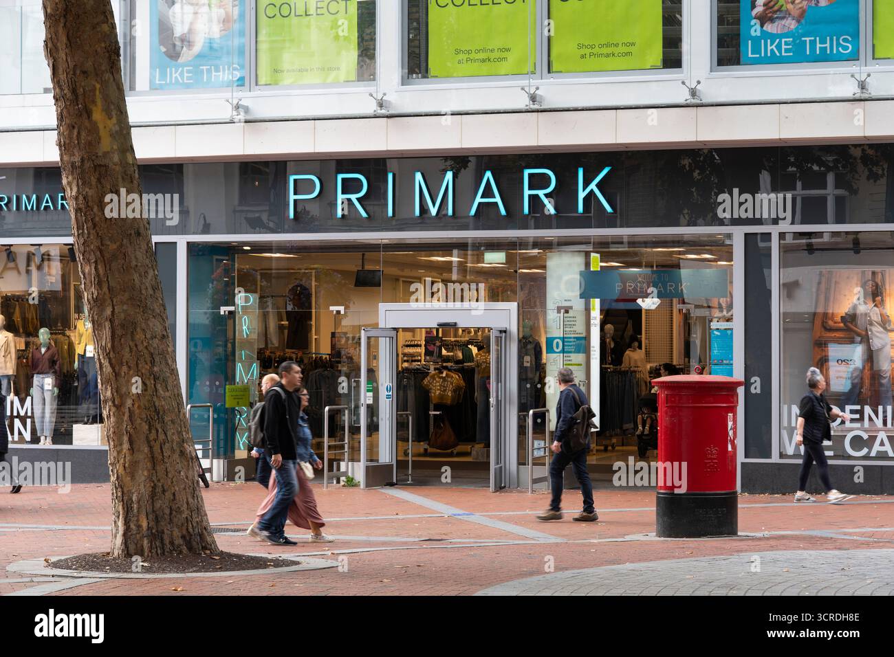 Magasin PRIMARK sur Broad Street, Reading, Royaume-Uni. PRIMARK Limited est un détaillant de mode multinational irlandais avec des points de vente en Europe et aux États-Unis Banque D'Images