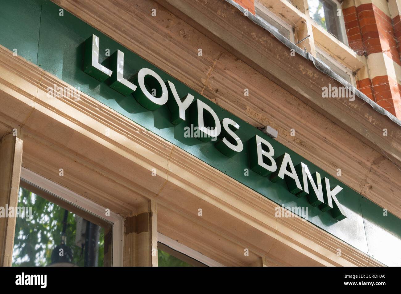 Panneau bancaire au-dessus des locaux de la succursale de Lloyds Bank plc sur Broad Street dans le centre de Reading, en Angleterre. Concept : économie, fermeture de succursale, récession Banque D'Images