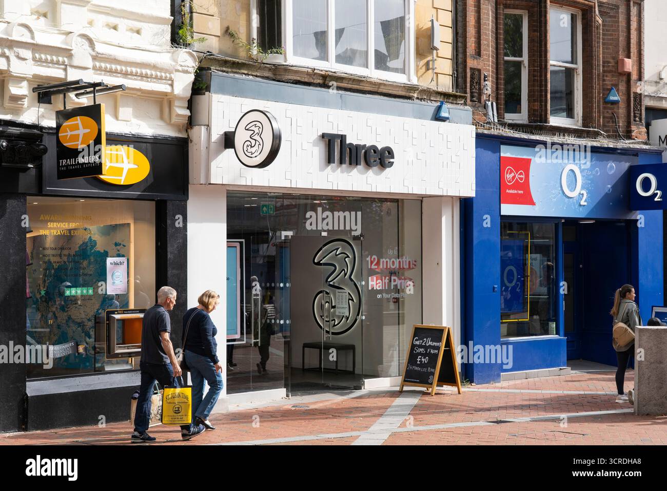 Trois (3) magasins sur Broad Street, Reading, Royaume-Uni. Three UK est une société britannique de télécommunications basée à Reading. Concept : fournisseur haut débit Banque D'Images