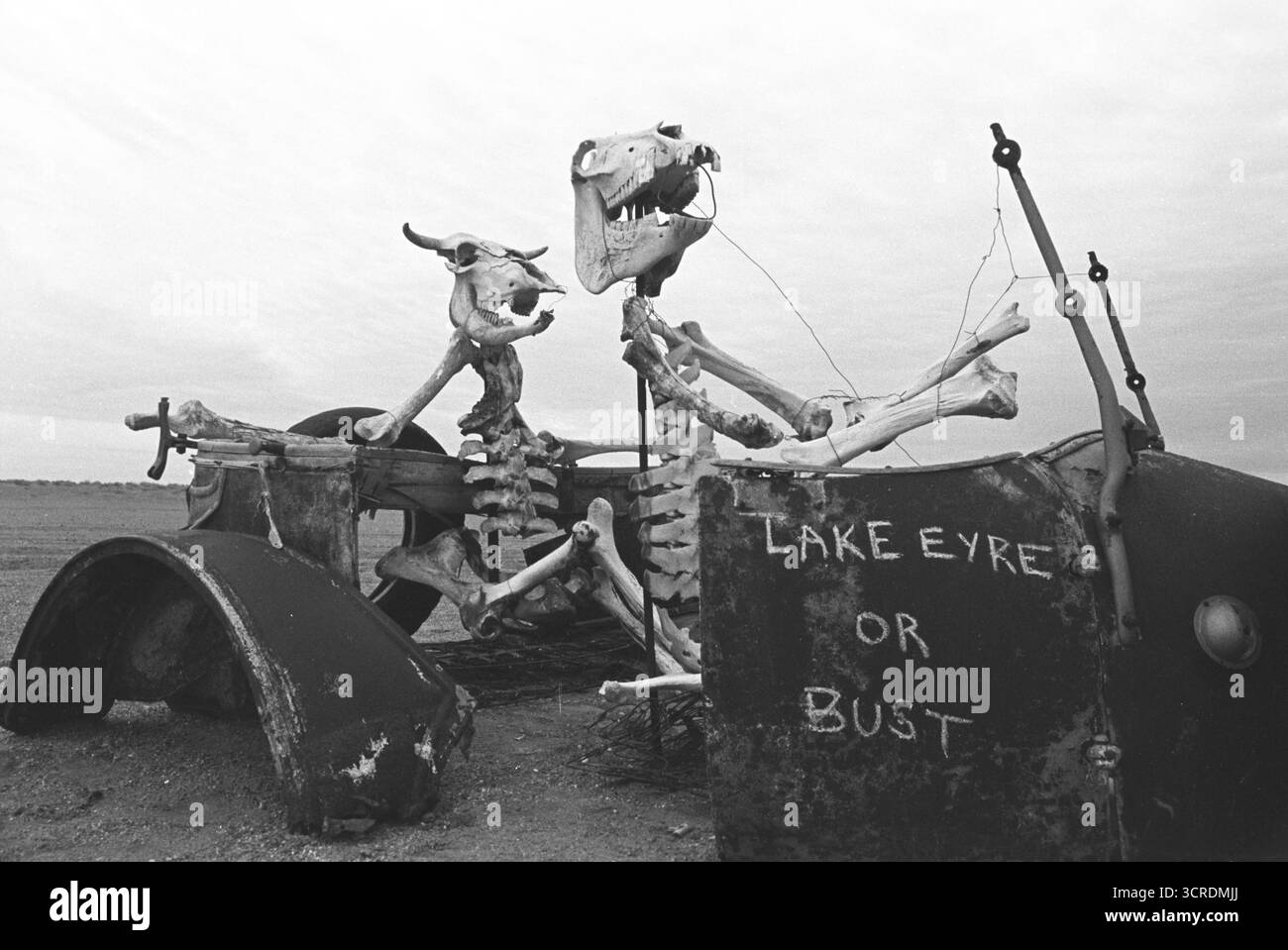 Les travailleurs qui obtenaient Lake Eyre, Australie du Sud, se préparaient à la tentative de record de vitesse terrestre de Donald Cambell dans les années soixante pensaient qu'ils créeraient un peu de hu Banque D'Images