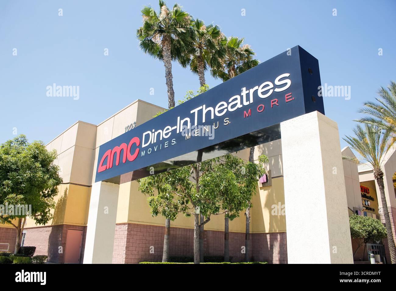 Fullerton, Californie, États-Unis - 07-16-2020 : une vue d'un panneau de côté de rue ou d'un portail supérieur établissant AMC Dine-In Theaters. Banque D'Images