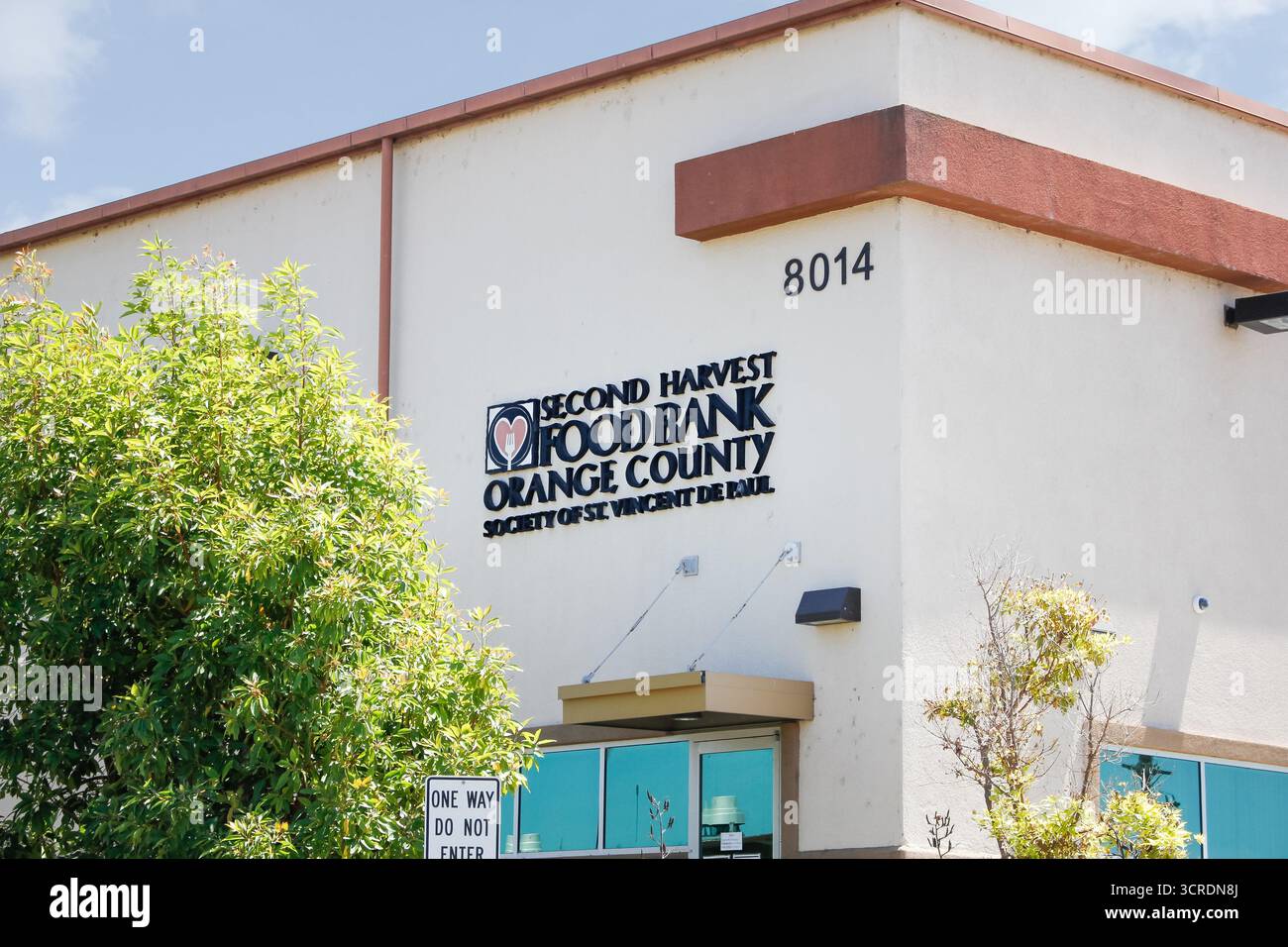 Irvine, Californie, États-Unis - 07-22-2020 : un panneau de construction pour la banque alimentaire second Harvest ou Orange County. Banque D'Images