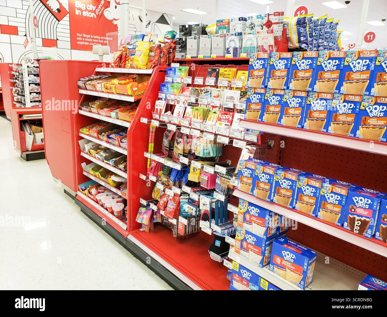 Los Angeles, Californie, États-Unis - 01-01-2025 : une vue d'une étagère de produits d'impulsion alimentaire variés, vue dans un magasin Target. Banque D'Images
