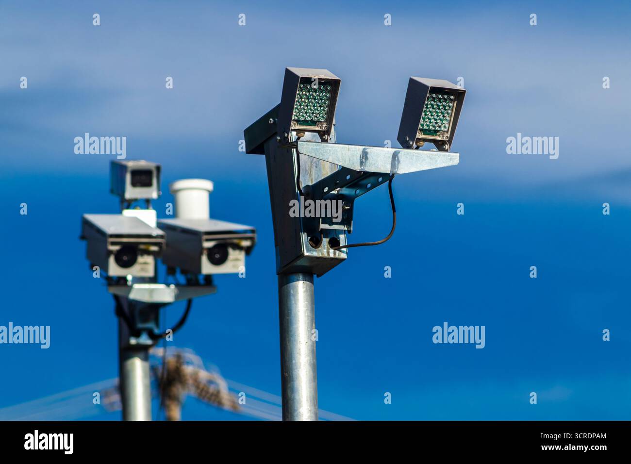 Caméras de surveillance urbaine et de surveillance du trafic sur poteaux métalliques au Brésil. Les appareils contribuent à améliorer la sécurité publique, le contrôle des véhicules et la gestion de la ville Banque D'Images