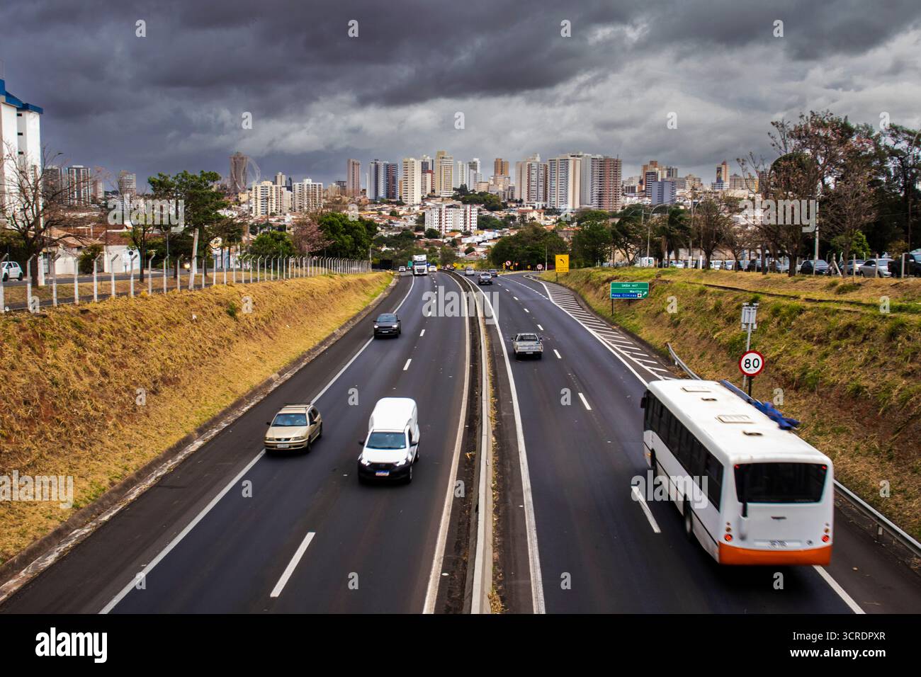 Marilia, SP, Brésil, 22 septembre 2025. Lourds nuages sur la route SP-294 Comandante Joao Ribeiro de Barros traversant la ville de Marilia, état de Sao Paulo Banque D'Images