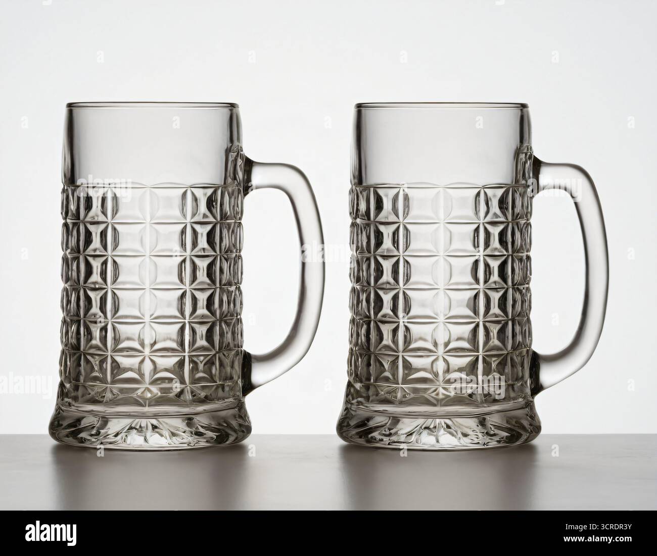 tasses à bière en verre sans boisson, idéal pour la publicité, la photographie de catalogue, et nous commercial Banque D'Images