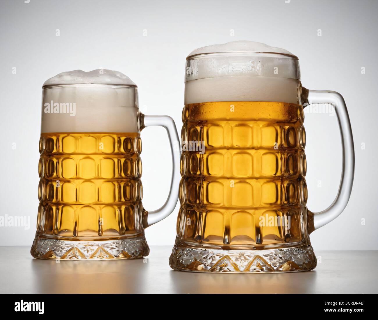 tasses à bière remplies de lager dorée, symbole de l'amitié et de la célébration. Banque D'Images