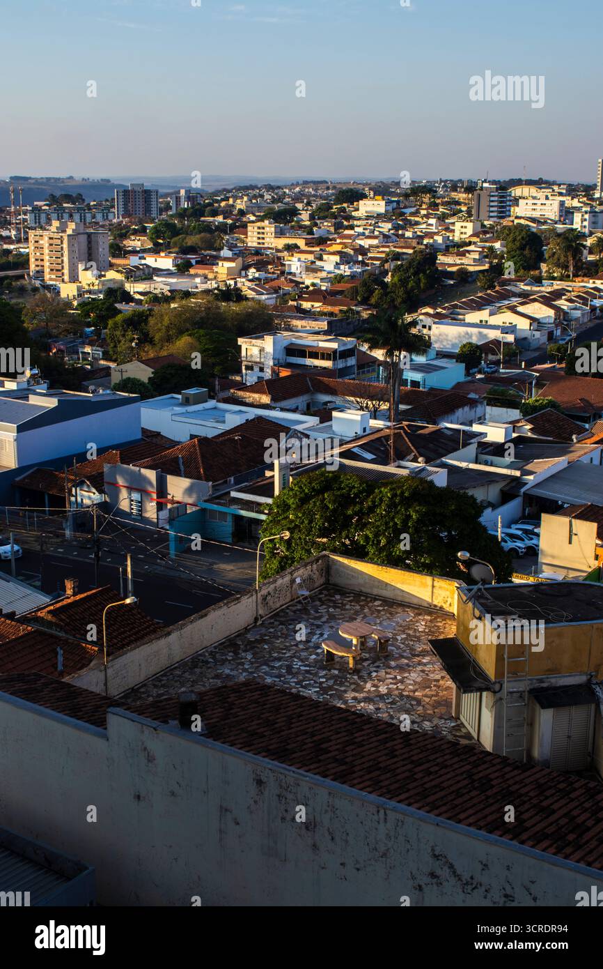 Marilia, SP, Brésil, 22 septembre 2025. Une vue panoramique sur la zone centrale de Marília, au Brésil, avec des bâtiments modernes à côté de Hou traditionnel Banque D'Images