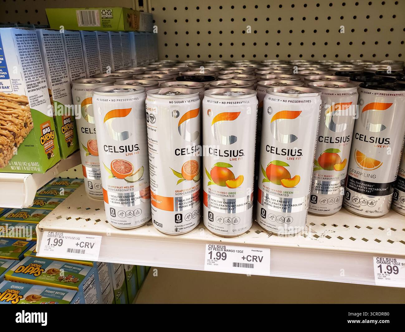 Los Angeles, Californie, États-Unis - 07-22-2020 : une vue de plusieurs canettes de boissons énergisantes Celsius, exposées dans une épicerie locale. Banque D'Images