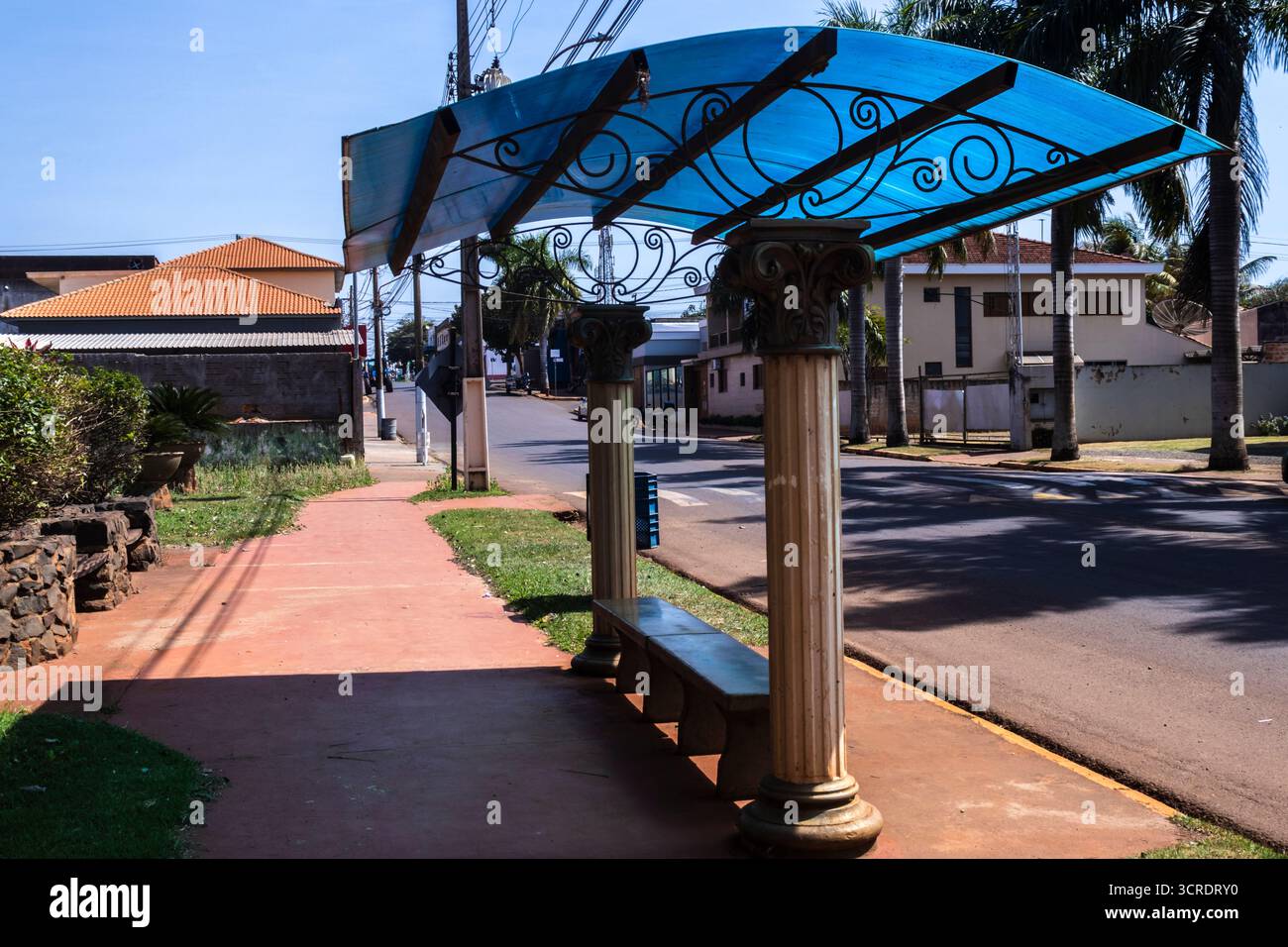 Pedrinhas Paulista, SP, Brésil, août. 23, 2025. Arrêt de bus classique, avec des colonnes et des détails architecturaux inspirés de Rome, dans la ville de Pedrinhas Banque D'Images