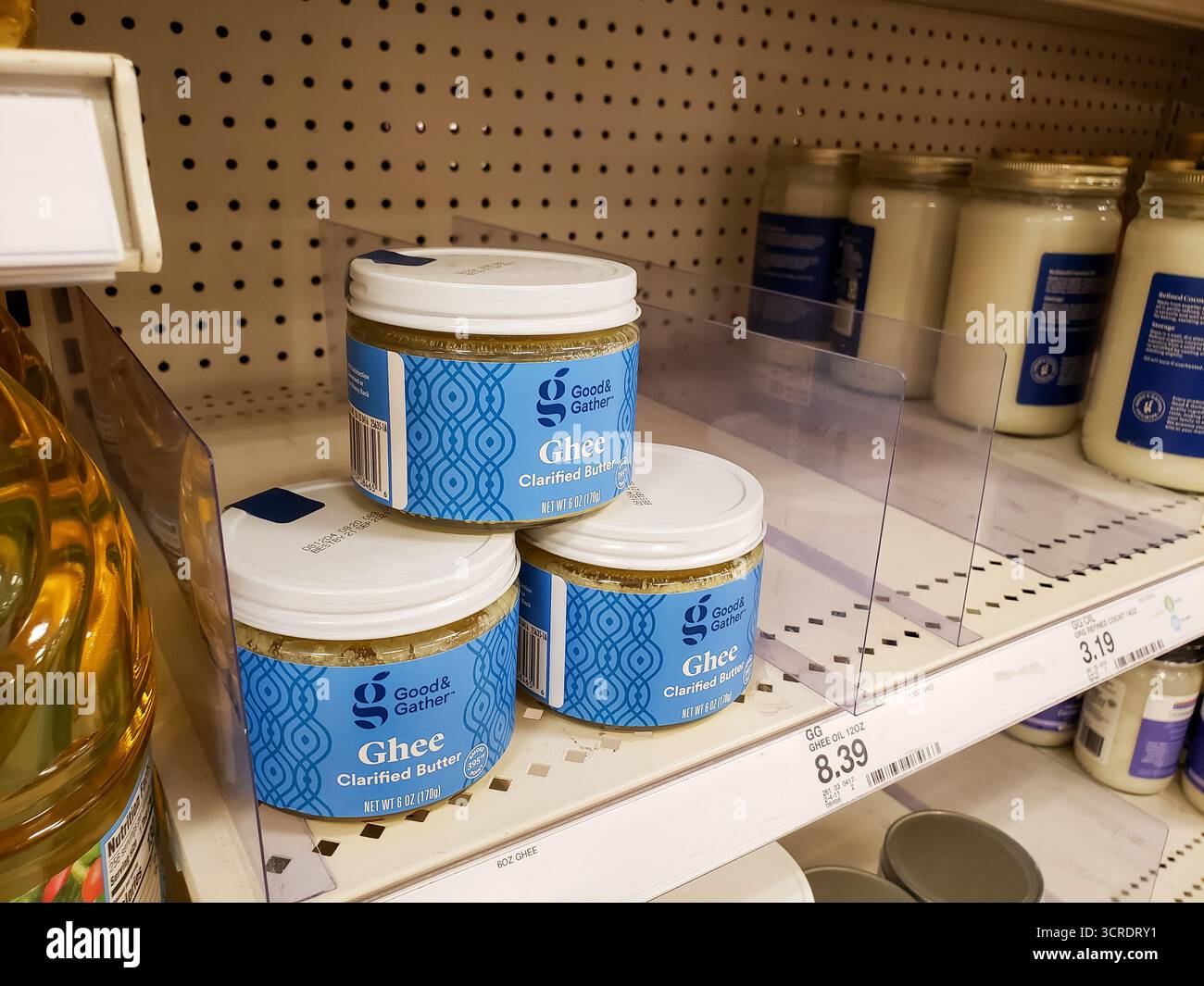 Los Angeles, Californie, États-Unis - 2020-07-07 : une vue de plusieurs contenants de produits de ghee et de produits de collecte, exposés dans un magasin Target local. Banque D'Images
