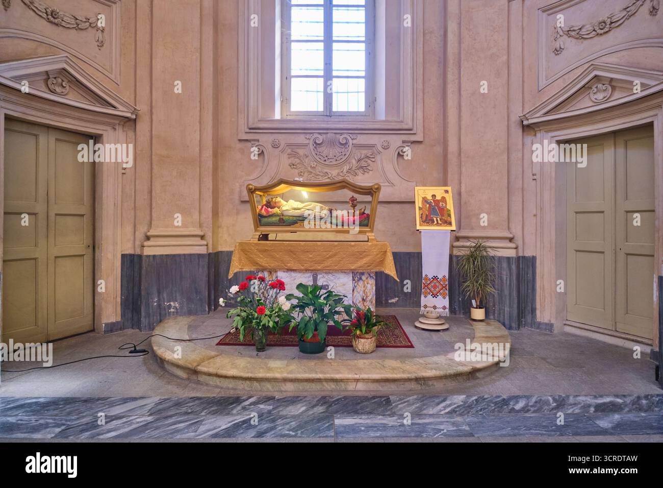 Coffret en verre contenant l'enfant St Félix le Martyr. Intérieur de l'église grecque de Saint Michel Archange. À Turin, Turin, Italie. Banque D'Images