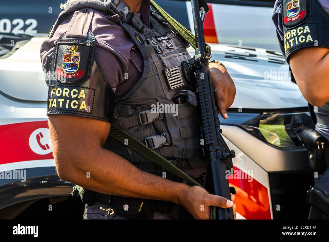 Marilia, SP, Brésil, 22 août 2025. Police militaire brésilienne Forca Tatica, Force tactique, les officiers montent la garde avec des fusils. Unité spécialisée sur PA Banque D'Images
