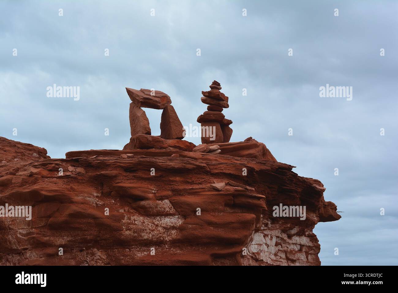 Cairn en grès rouge sur Coastal Cliff Banque D'Images