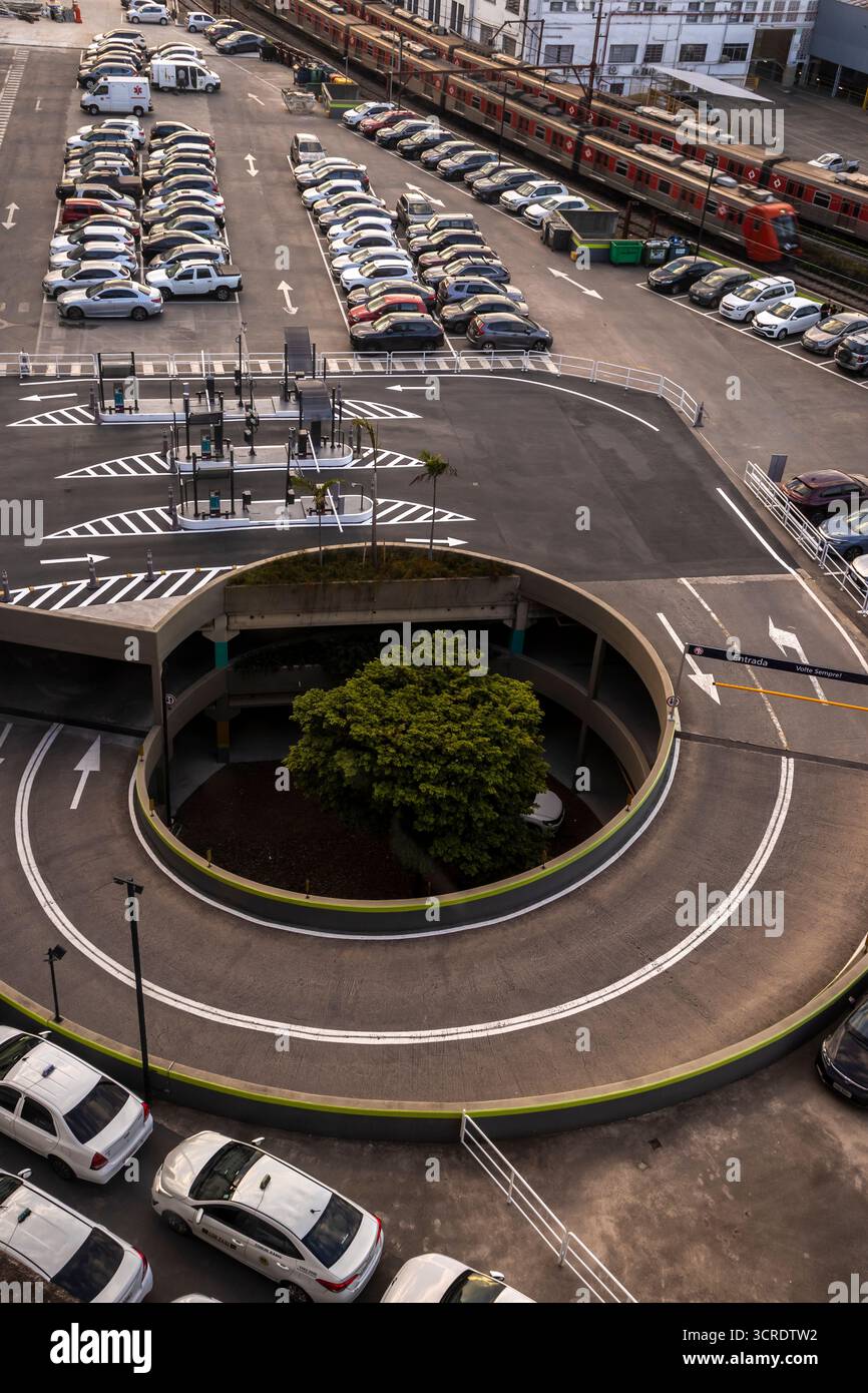 Sao Paulo, Brésil, 12 juillet 2025. Vue aérienne du parking de la gare Julio Prestes et de la Sala Sao Paulo, avec la cour de manœuvre CPTM, au centre-ville Banque D'Images