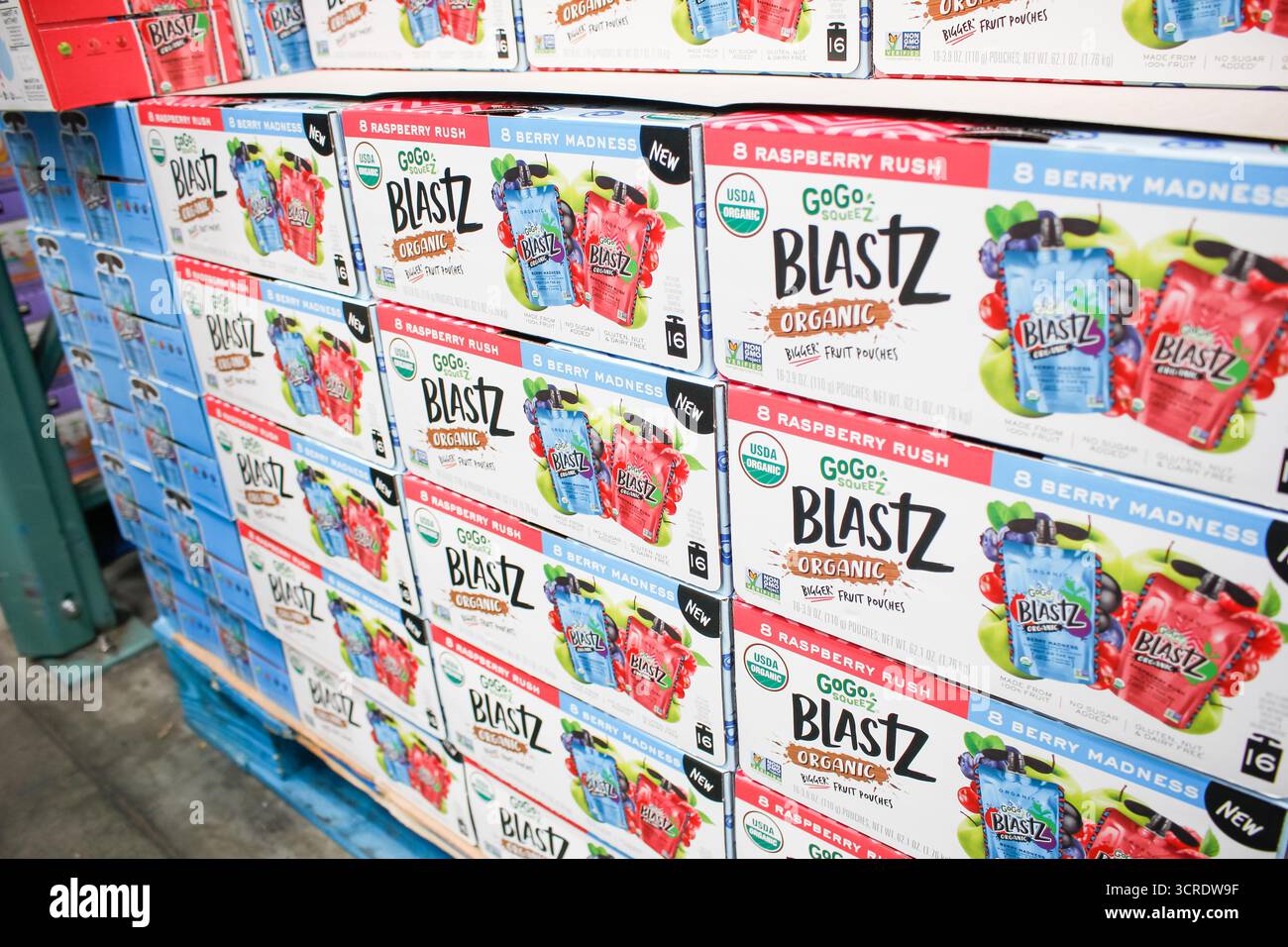 Los Angeles, Californie, États-Unis - 07-01-2020 : vue de plusieurs caisses de boîtes de jus bio GoGo Squeez Blastz, au magasin. Banque D'Images