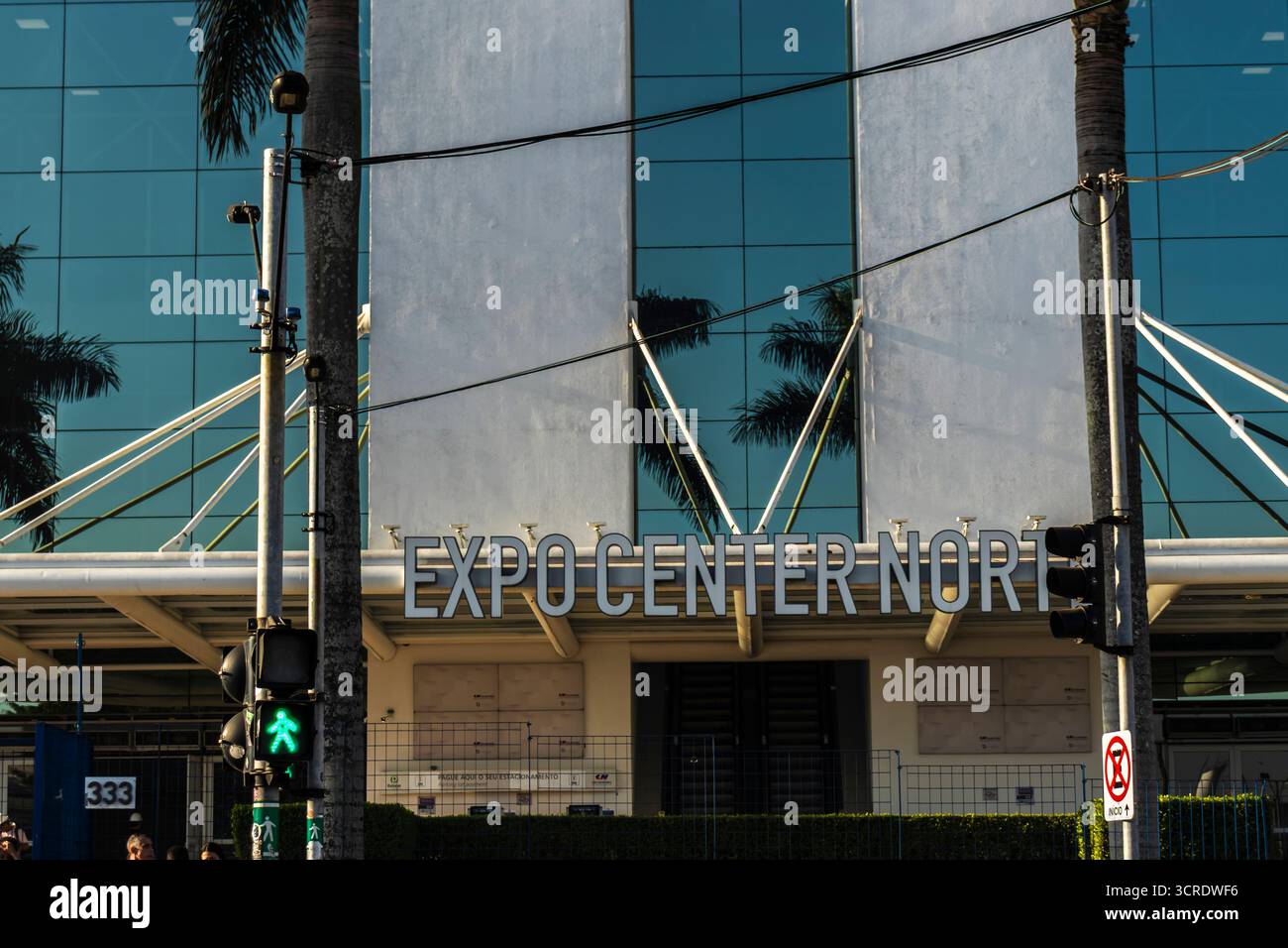Sao Paulo, SP, Brésil, 20 juillet 2024. Expo Center Norte Facade, un centre de congrès majeur à Sao Paulo, Brésil. Architecture moderne, symbole de busine Banque D'Images